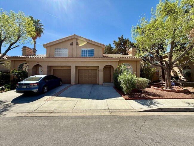 Foto del edificio - HENDERSON HOME WITH UPGRADED KITCHEN AND 2 PRIMARY BEDROOMS