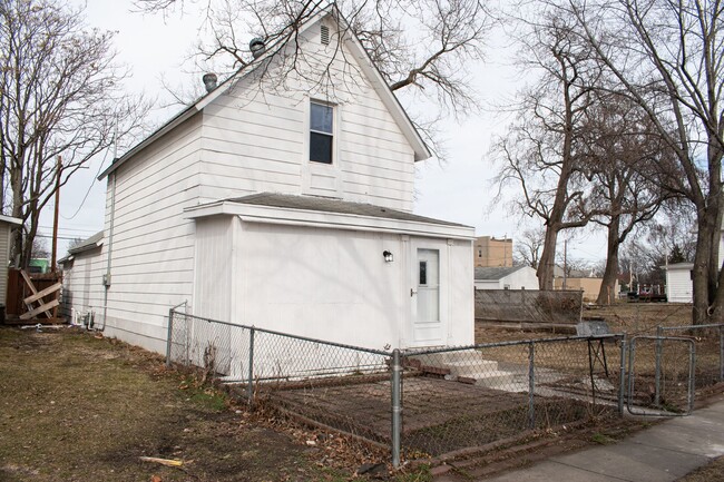 Building Photo - 2 Bedroom 1 Bathroom home