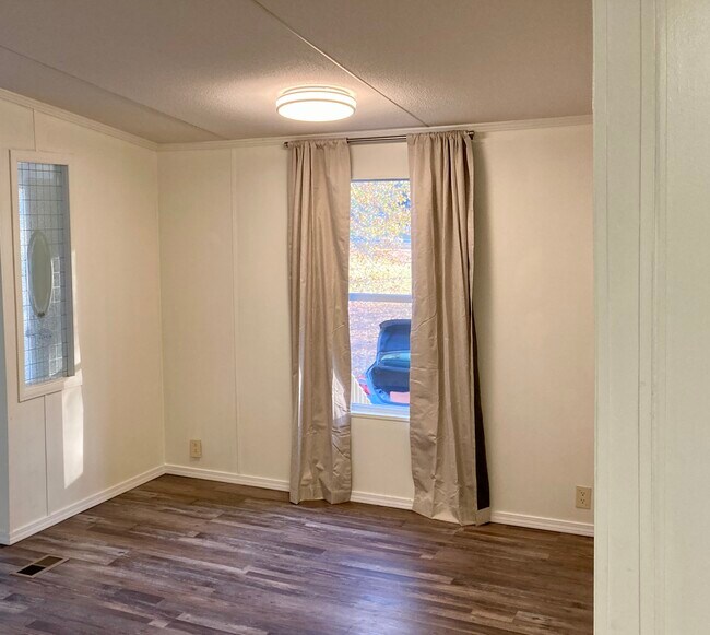 Comedor - 152 Valentine Rd NE