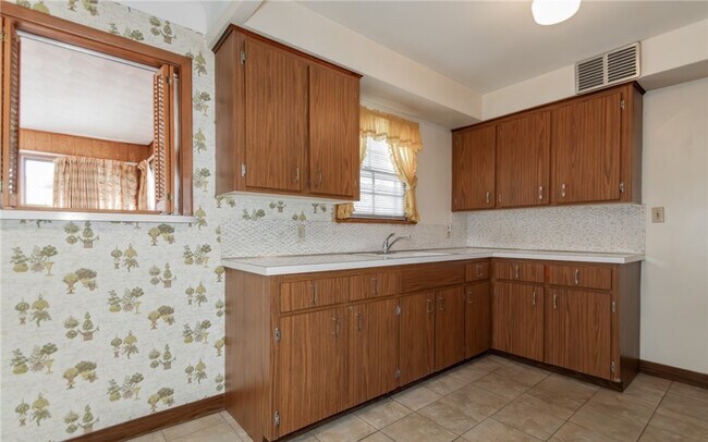 Building Photo - 418 E 274th St