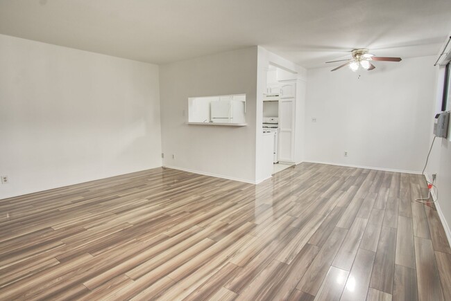 Building Photo - 1 Bedroom 1 Bath Condo Located in Canoga Park