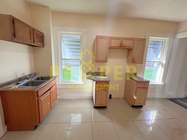 Foto del edificio - 3 bedrooms 1 bathrooms house for rent