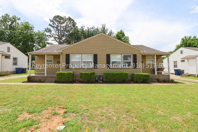 Foto del edificio - Gorgeous duplex unit on large lot with garage -- NO PETS ALLOWED