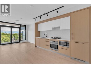 Building Photo - 2729 Kingsway