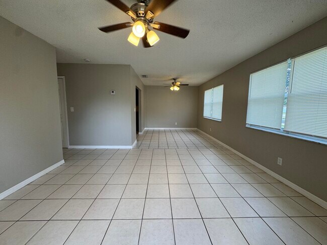 Building Photo - 3594 Almar Rd