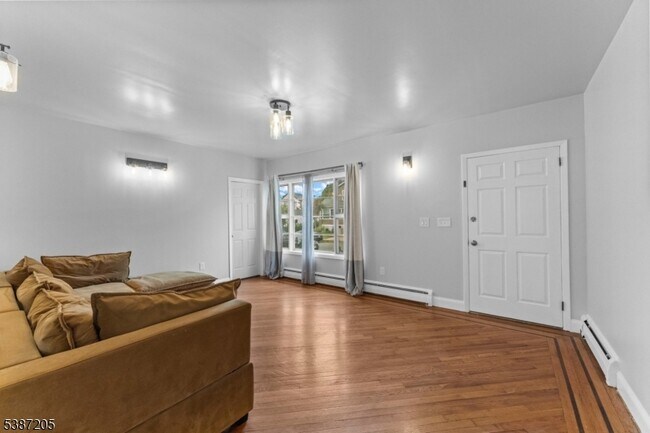 Foto del edificio - 14 Brookwood Dr