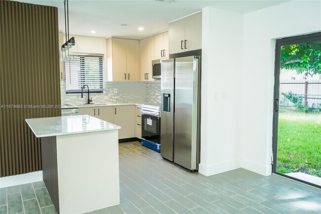Foto del edificio - 18711 NW 32 Ct