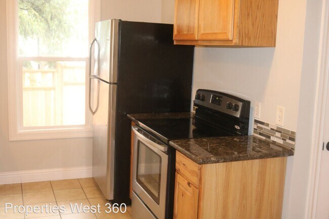 Foto del edificio - 4 br, 1.5 bath House - 1016 NE 3rd Ave.