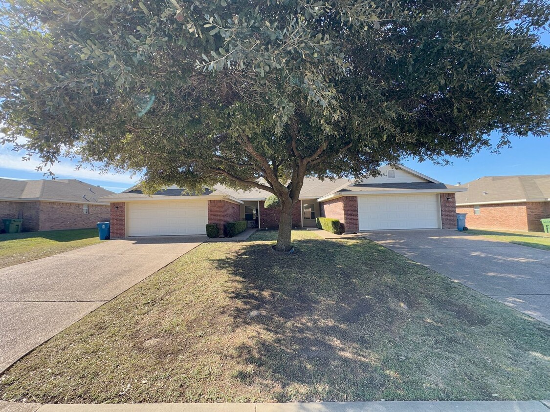 Foto del edificio - 3BR / 2BA Duplex in Hewitt, Texas | Midway...