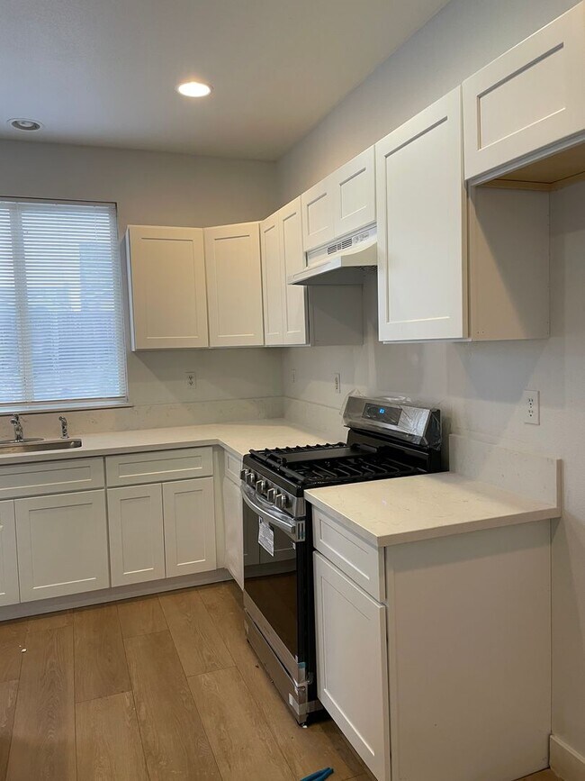 Foto del edificio - Spacious 6 Bedroom Home for Rent