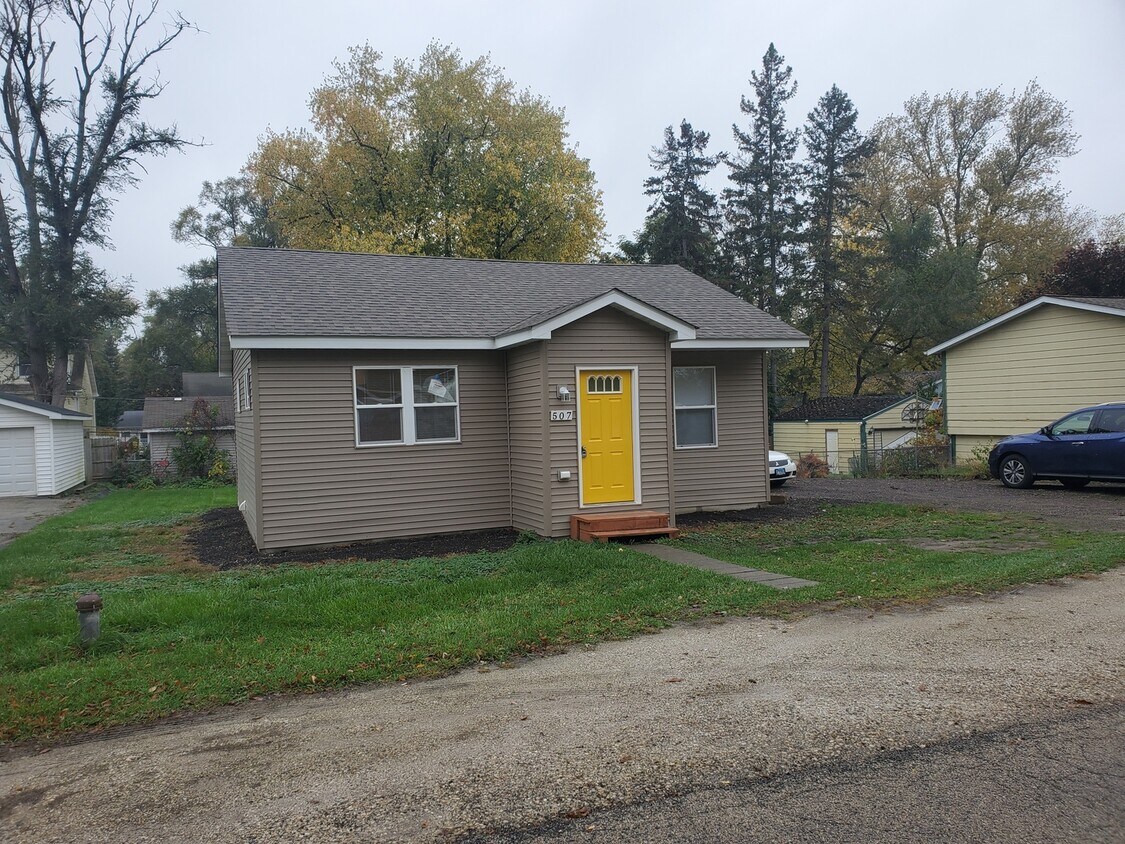 507 Santa Barbara Rd, Lakemoor, IL 60051 House Rental in Lakemoor, IL