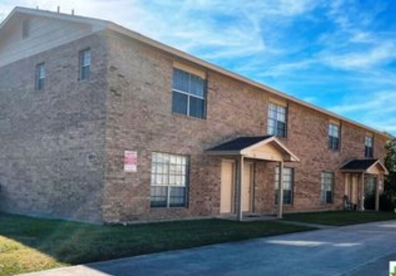Foto principal - 1805 Cedarhill Dr
