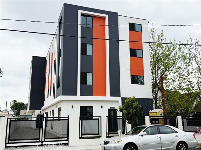 Foto del edificio - 1596 W 36th St