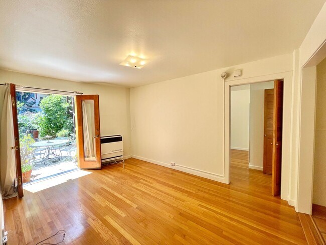 Foto del edificio - 1BR/1BA Garden Apartment! Laundry! Storage...