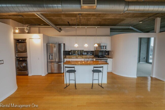 Foto del edificio - Downtown ROYAL OAK LIVING - 2 bed/2 bath - A CORNER WITH A VIEW!