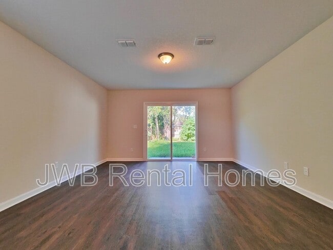 Building Photo - 2046 Schumacher Ave
