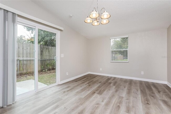 Foto del edificio - 2428 S Maple Ave