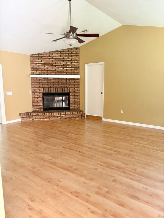 Building Photo - Pool Home in Desired SE Ocala
