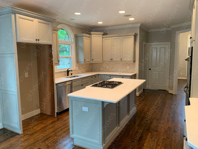 Building Photo - 1012 Pinecliff Cir