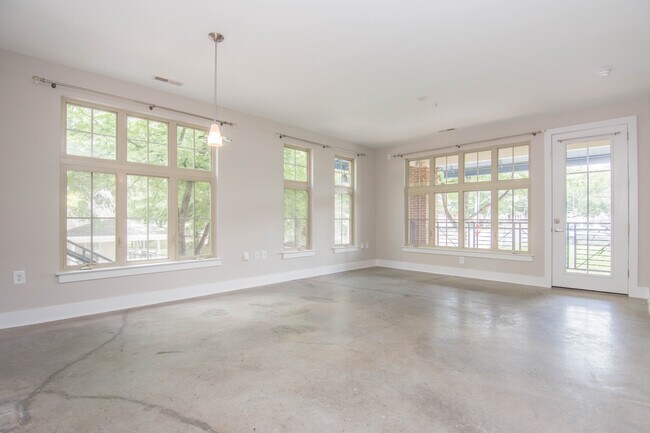 amplia y soleada sala de estar - 1101 W 1st St