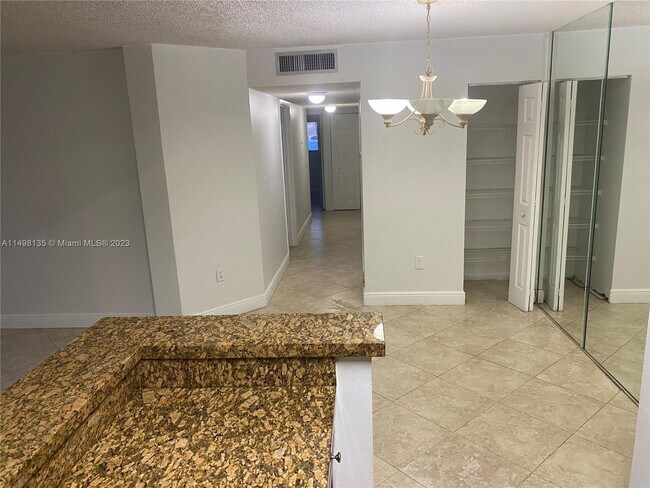 Foto del edificio - 4830 NW 102nd Ave