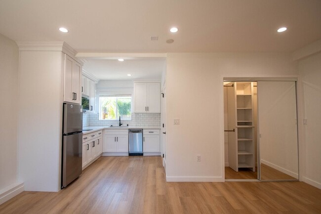 Building Photo - 4565 Hazeltine Ave