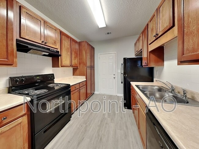 Building Photo - 8633 Thomas Ln