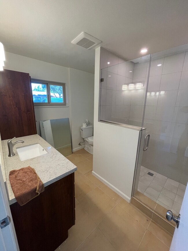 Downstairs bathroom - 576 Blaisdell Dr