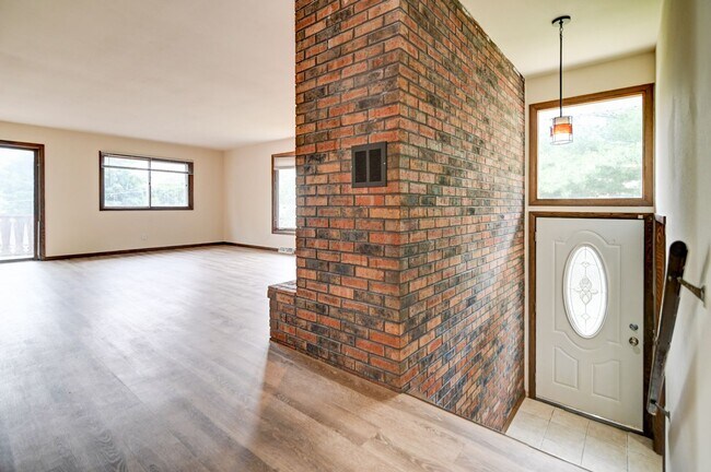 Building Photo - 6382-6384