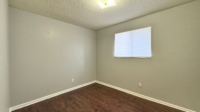 Foto del edificio - Second floor 2/1 Available for Move in! Affordable and Conveniently Located!