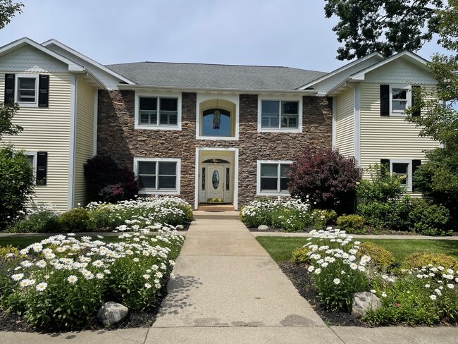 Building Photo - 851 N Lakeshore Dr