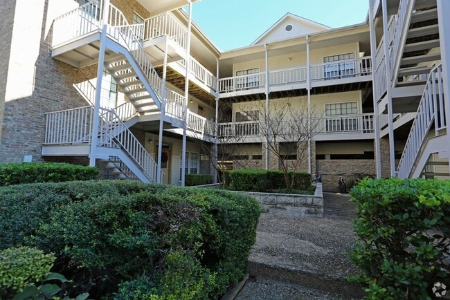 Building Photo - Quiet 2/2 Furnished Condo in West Campus