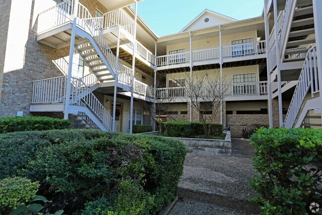 Foto del edificio - Quiet 2/2 Furnished Condo in West Campus
