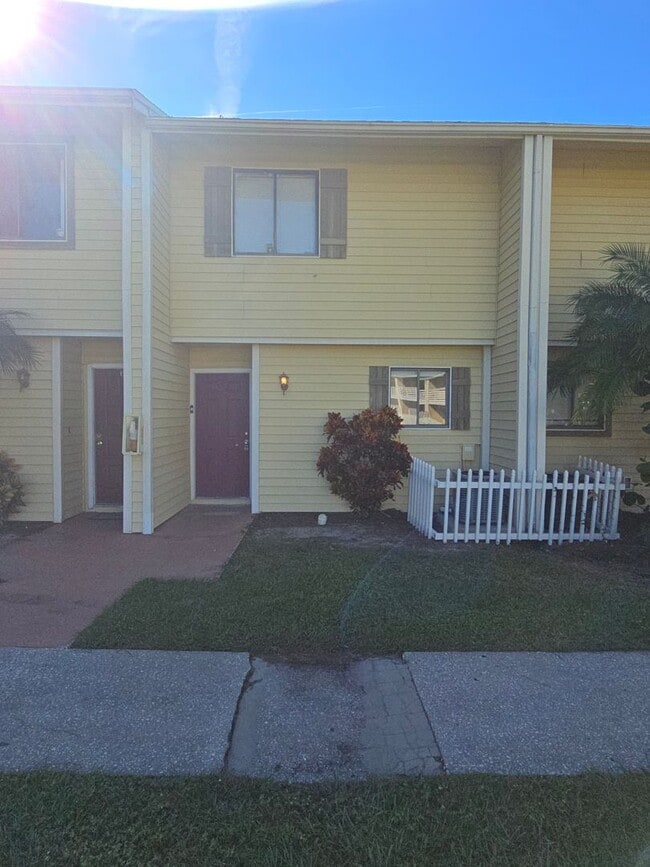 Building Photo - 2-Bedroom, 2-Bathroom Condo in Land O' Lakes