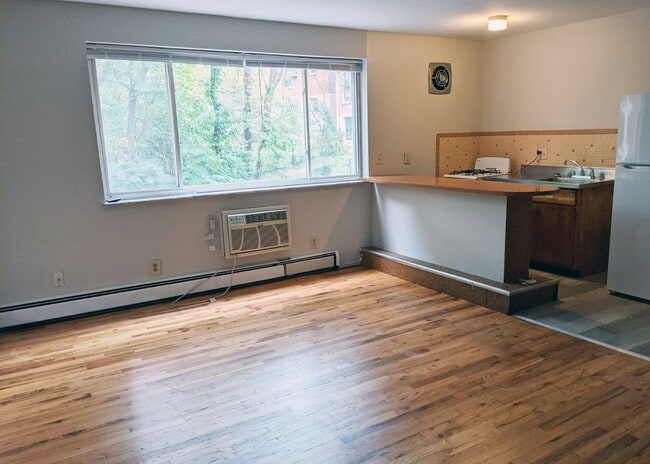 Foto del edificio - 3233 Whitfield Ave