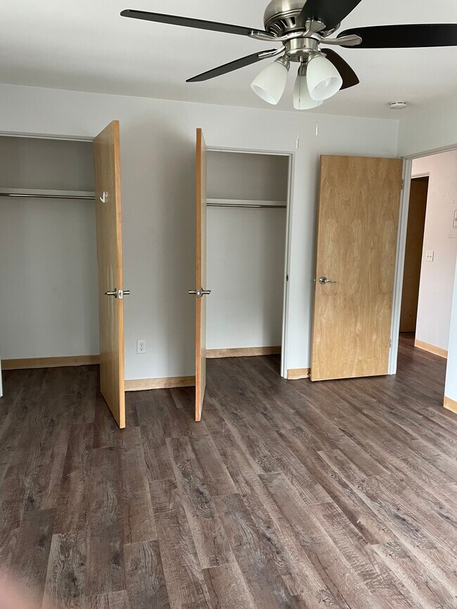 Armarios del primer dormitorio - 1316 Hooker Ave