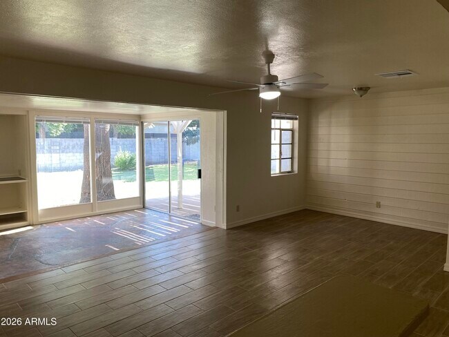 Foto del edificio - 3207 E Medlock Dr