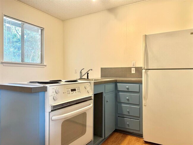 Building Photo - 2711 Hemphill Park