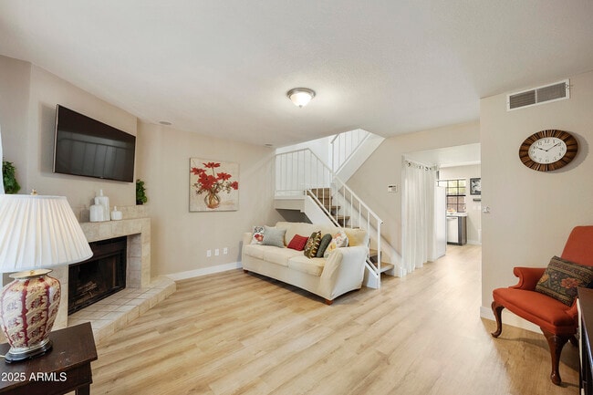 Building Photo - 4901 E Kelton Ln