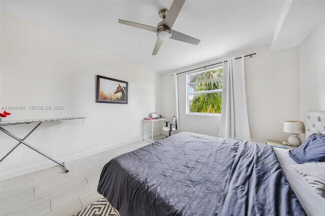Foto del edificio - 17145 N Bay Rd