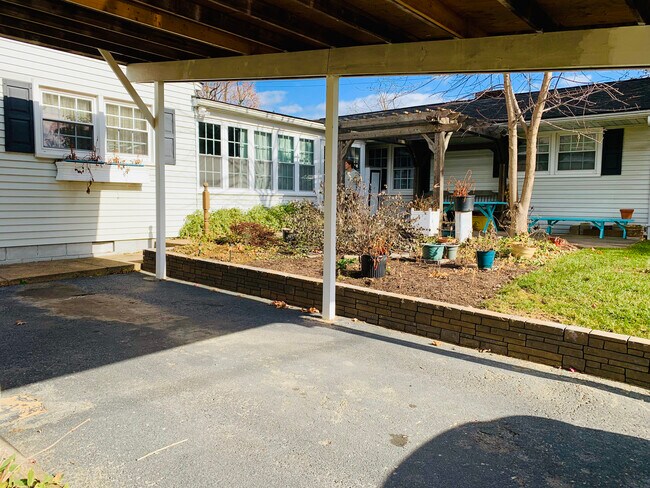 Garden and pergola - 615 N Willow St