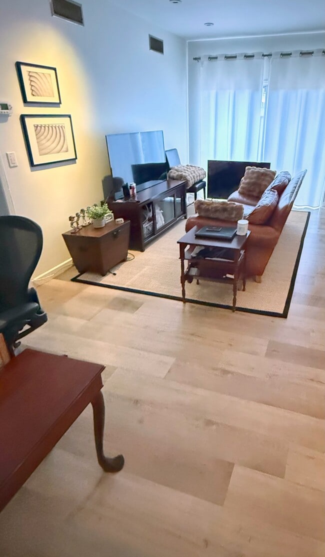 Living (2) - 622 S Barrington Ave