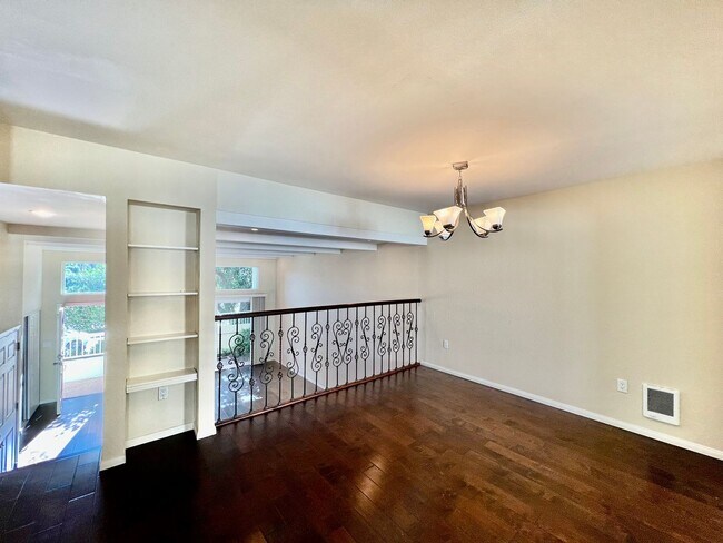 Foto del edificio - Beautifully Updated 3B+Office/2.5BA w/ 2 C...