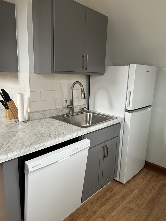 Built-in dishwasher! - 749 Hawthorne Ave E