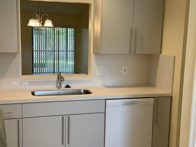 Foto del edificio - 1218 White Pine Dr