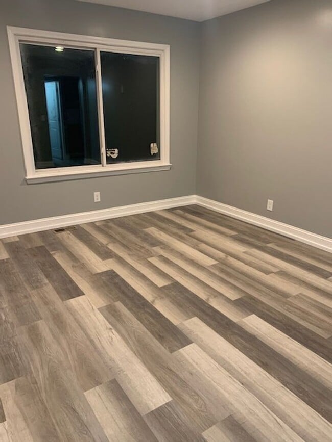 Building Photo - Utilities Included in this Upper Unit Dupl...