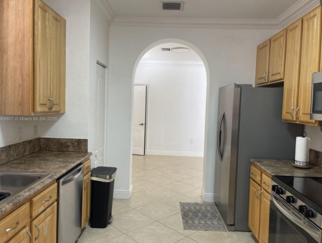 Building Photo - 3725 NE 10th Ct