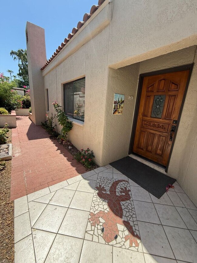 Building Photo - Town Home For Rent
