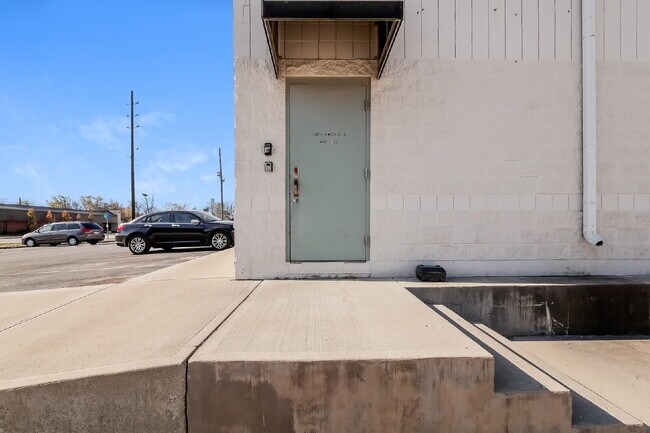 Building Photo - "Charming Studio Retreat in Indianapolis with Full Bath - Cozy 517 Sq Ft Space!"