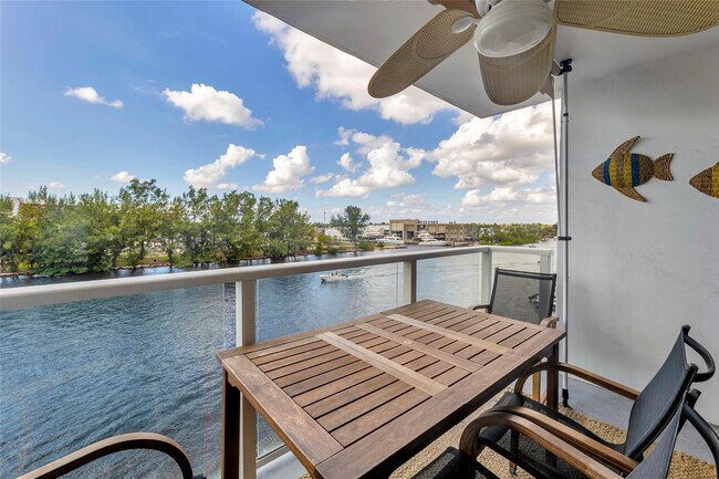 Building Photo - 1401 N Riverside Dr